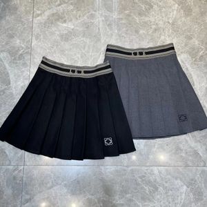 2024 Новый черный серый сексуальный дизайнерский дизайнерский дизайнерский досуг юбки женская вышитая буква