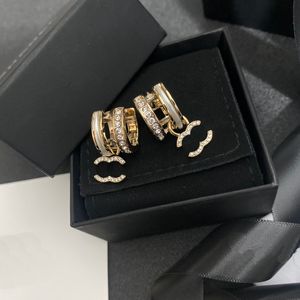 Designers fashionabla nya örhängen lyx 18k guldpläterad cylindrisk ihålig premiumörhängen högkvalitativ diamant inlagd modeflicka örhänge