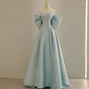 Vestidos de passarelas vestido de noite sem costas do Azure com arcos traseiros Celebridade de cetim sem alças Bola requintada para dia especial