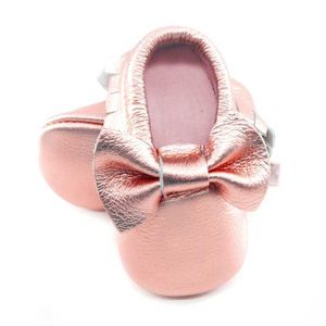 Pierwsze spacerowicze nowe błyszczące różowe oryginalne skórzane mokasyny dziobowe kokardy miękkie różowe złoto buty dziecięce buty chłopię