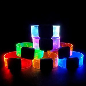 LED Toys liderou pil k yayan bilezik kou kol banda yanp snen emniyet lambas bant elence partisi parlak tezahrat sahne q240524