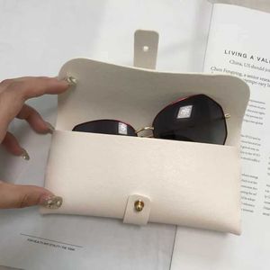 Sunglasses Cases In spite of her skin soft glasses can be carried in a fashion a box of sunglasses a suitcase of accessories a box of glasses a box of sunglasses Q240524