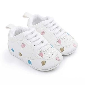 Pierwsze spacerowicze Baby Boys Classic Pu Heart Hafted Casual Sports Buty Noworodek Sofe Sole Anti Slip First Walking Baby Buty D240525