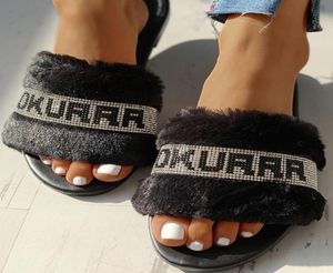 Nya vinterstrassar tofflor sexiga bling hemskor y inomhus tofflor stor storlek glider svarta sandaler flip flops kvinnor y22470208