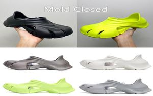 Forma zamknięta sandał dla mężczyzn designerskie kapcie basenowe gumowe sandały slajdy plażowe paryski slipon klapki klapki czarne neonowe żółte WHI6611541