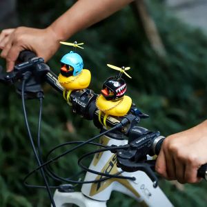 Carro fofo pequeno pato amarelo com helmet vento quebrado pato motocicleta ciclismo de decoração de decoração de pato carros de pato acessórios