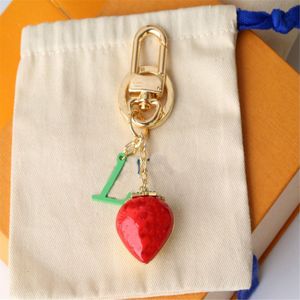 Designer Brand Keychains Borsa di moda Carta Key Chain Flowers Design Accessori per fragole Strawberry Uomini Borse per decorazioni da donna Ciondolo 347G