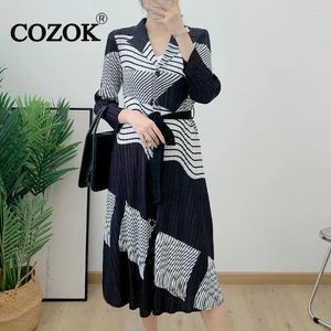 Sukienki zwyczajne Cozok plisowane sukienki kobiety 2024 Autumn Winter Lace Up kontrastujące kolory Patchwork Slim Long Rleeve WT196