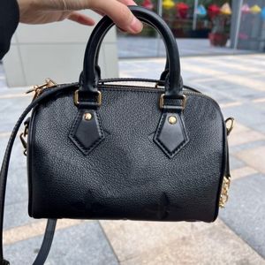 Toppdesignväska svart läder präglade kvinnor handväska lyx varumärke crossbody axelväska högkvalitativ tyg mode handväska