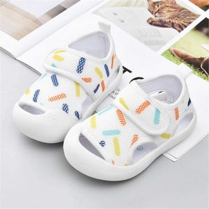 Första vandrare sommaren andas luftmask barnsandaler baby unisex casual skor anti slip mjuk sula barnlättiga skor D240525