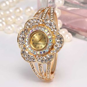 2024ファッショナブルなバラの形をしたブレスレットウォッチ絶妙なレディースリストダイヤモンド付き韓国のファッションセット