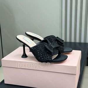 Designer sandali di tacco alto di lusso moda versatile diamante prua rosa scarpe tallone alto tacco gatto sandali sexy schiena di piedi aperte donne pantofole