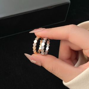 Designer's Bee My Love Collection Ampia anello con diamanti intarsio per un regalo di raggine di moda di moda da uomo e donna.