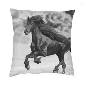 Подушка черная фризская лошадь галопы покрывают 40x40 см. Корпус броска бархата для дивана для диока для спальни на диван