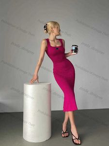 女性用カジュアルドレスデザイナー24SS夏の新しい半袖女性ドレスミニドレススリムフィットスタイルの女性のセクシードレス