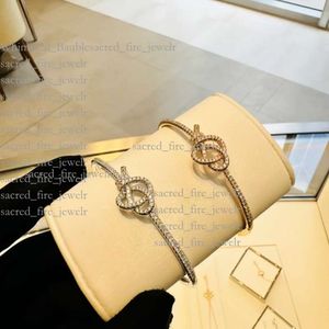 TiffanyJewelry女性用の新しいブレスレットティファニージューリーブレスレットメッキ18Kゴールド織り織り鍵クラシックデザイナージュエリーフルダイヤモンドブレスレットネットワーク9810