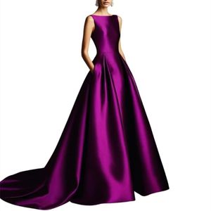 Elegant Long Plum Satin Prom-klänningar med fickor A-line veckade juvelhals svep Train dragkedja tillbaka promenad för kvinnor