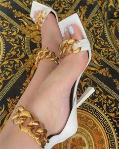 Kleiderschuhe 2021 Mode Big Gold Chain Design Sandalen Frauen Square Zehen -Knöchel -Gurt dünne High Heels Sommerparty Schuh6748658