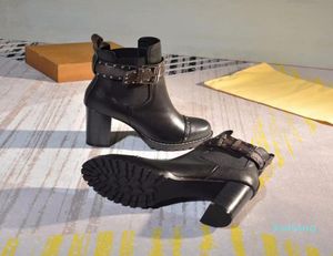 امرأة فاخرة أحذية براون مطبوعة من الجلد الأسود الكعب الكثب أزياء Martin Boots منصة نساء سيدة الكاحل Boots Designer Winter S1367207