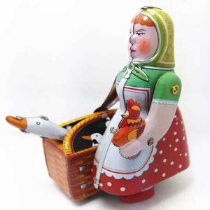 Collezione classica di Wind-up Classic Retrywork Wind Up Metal Walking Tin Farmer Robot Girl con deliziosi giocattoli meccanici S2452455