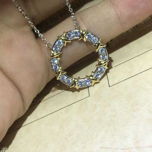 Designerns helt nya geometriska kors runda pajhalsband för kvinnor med hög kvalitet och elegansguld full diamant zirkonkrage kedja