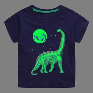 T-shirts Cyrus Dinosaur Glow Camiseta Childrens T-shirt Roupas de meninos 2024 Summer Childrens Manga curta Camiseta algodão D240525