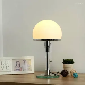 Bordslampor Wilhelm LED -lampdesigner Bauhaus nordiskt sovrum sovrum enkelt glas för vardagsrum unika ljus