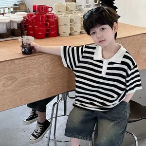 티셔츠 어린이 의류 느슨하고 잘 생긴 풀 매칭 티셔츠 2024 Childrens Summer New Boys Korean Stripe Knitted Short Sleeves D240525