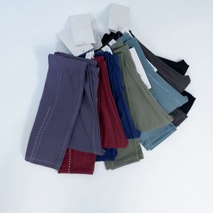 I pantaloni da yoga da donna allineano a doppio lato sfiorato con collant multi tascabili che correvano con colture a punti riflettenti