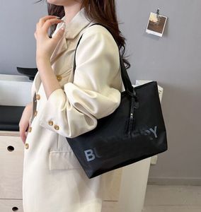 Retail B Brands Designer Brands Borse per la spesa Women Waterproof Dave da viaggio per il tempo libero di grande capacità Nylon Mommy Tote Tote Sphing Borse Borse