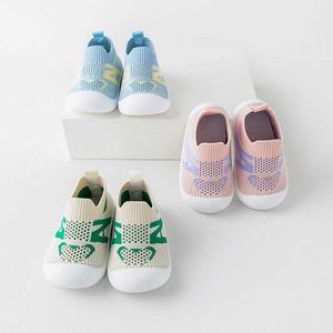 Första Walkers Summer och Autumn Babys First Walking Breattable Mesh Baby Preschool Shoes Soft Sole Childrens Girls and Boys Glid på Casual Sports Shoes D240525