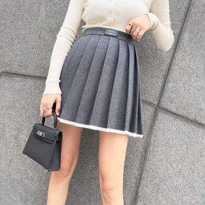 Vestido de duas peças mi24 estilo faculdade de couro decoração de letra splicing design de cintura alta, reduzindo a saia curta plissada versátil