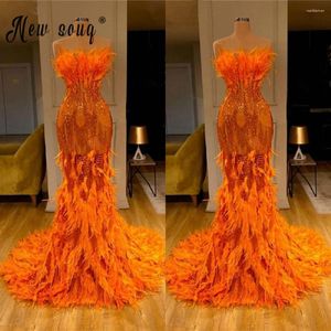 Runway Dresses Orange Strapless Feather Mermaid aftonklänning 2024 Vestidos de Gala Se genom formell för Black Girl Luxury Party -klänning