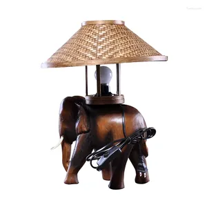 Lâmpadas de mesa Sudeste Asiático de madeira decorativa Lâmpada de cabeceira de cabeceira personalidade criativa de elefante retro luz de madeira