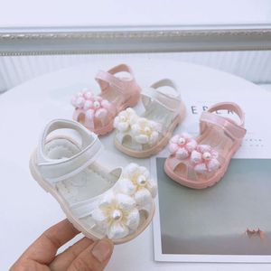 Sandalias Baby Girls 2023 Новая летняя сладкая цветочная жемчужная принцесса мягкая подошва детская обувь первые пешеходные сандалии L2405