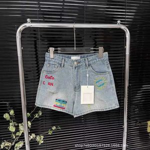 Kvinnors shorts designer märke boutique kläder 24 sommar ny färgglada broderier brev perforerad hög midja smal mjuk denim för kvinnor jfa0