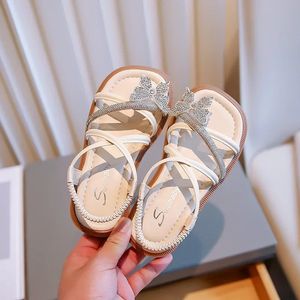 Kinder Sandalen für Mädchen Sommer Luxus Prinzessin Strass Schmetterlingsschuhe Mode süße Kinder Ausschnitte flache Sandalen 240524