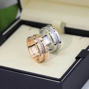 Klaster pierścieni gorące nowe 925 Sterling srebrny pełny diamentowy pierścień lodowy damski Temperament Temperament Luksusowy marka biżuterii Walentynki Prezent T240524