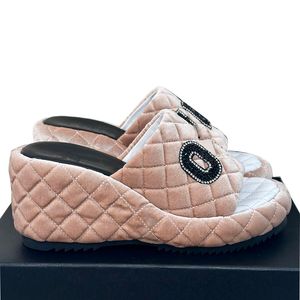 24SS Womens Wear Platform Teli sandali designer di velluto trapunte Lettera di texture Slifori scivolata su scarpa da spiaggia per esterni con scarpe per il tempo libero griglie