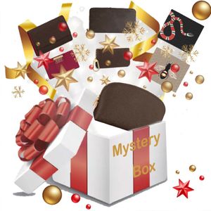 미스터리 박스 가방 지갑 크리스마스 놀라운 상자 화장품 가방 임의의 럭키 키 체인 수백 가지 제품과 UNE 2353을 열 기회가 들어 있습니다.