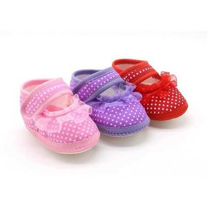 Första Walkers Baby Girl Apartment Polka Dot Ruffle Design Soft Sole Anti Slip Baby Princess Wedding Baby Walking Shoes 0-18m D240525