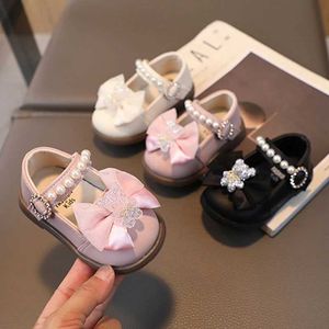 Pierwsze spacerykery Baby Girls Skórzowe buty dziecięce dziobowy butę Pearl Princess Buty światło miękka podeszwa urocza piechur pierwszego kroku dziecięce dziecko kreskówki pojedyncze buty D240525