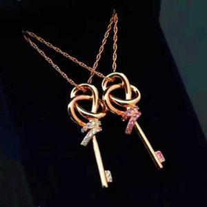 Designer's High Version Brand Twisted Rope Key Halsband med 18K Rose Gold Powder Diamond Knothänge Henben Kedja Internet Kändis Samma stil för kvinnor