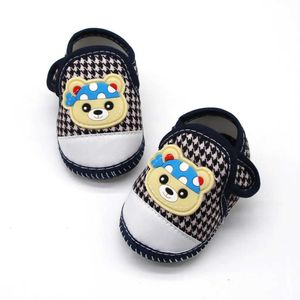 Första vandrare Baby Boys and Girls First Walking Shoes Cartoon Bear Anti Slip Shoes Casual Flat Shoes Preschool Soft Sules First Stepper Cricket Shoes D240525