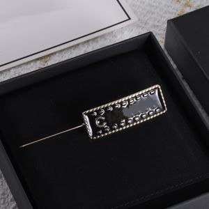 Fashion Brooch Woman Letter Brooch Top Brooch for Woman Wild Fashion Accessories Supply