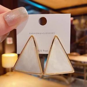 Ny Gold Hoop Designer örhängen för kvinnor 18K Gold Plated Hoop Triangle Glossy Light with Fashion Letters Retro Personality Stud for Party Jewelry Present Lover Cool