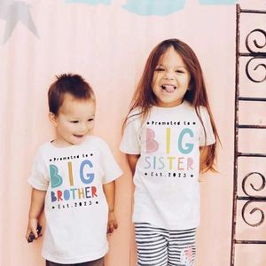 Camisetas infantis de verão irmãs irmãs combinando camiseta Big Brother s é uma letra de impressão letra redonda colheita infantil t-shirt bestas de bebê d240525