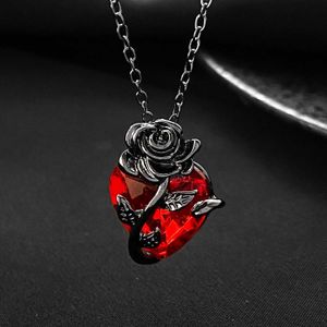 Pendant Necklaces Wanzhi Metal Heart Flower Pendant Necklace Gothic Packaging Flower Design Necklace Luxury Edition New Fashion Jewelry Accessories d240525