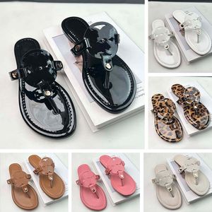 Sandaler kvinna berömda tofflor Slide Charm Sliders Black Brown Naken Leather Plat-Form Womens Shoes Summer Beach Flip Flops