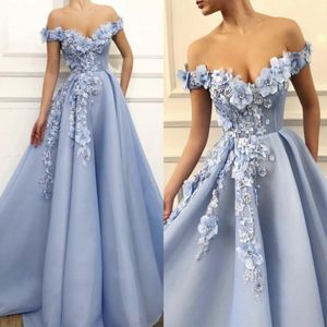魅力的な青いイブニングドレス2020肩の花の花のアップリケ